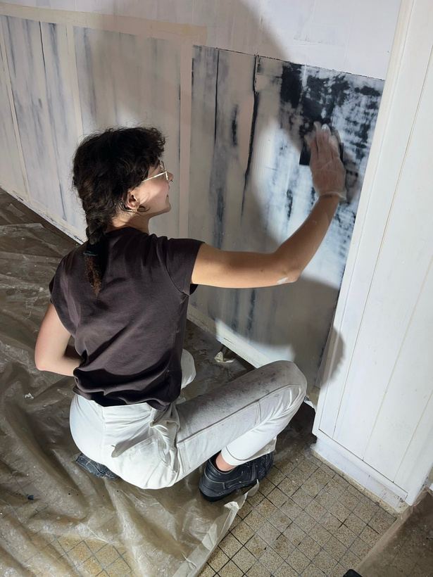 Application de peinture sur un grand panneau
