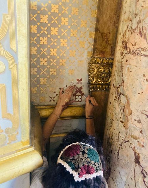 Pose de feuille d'or au pochoir dans un angle