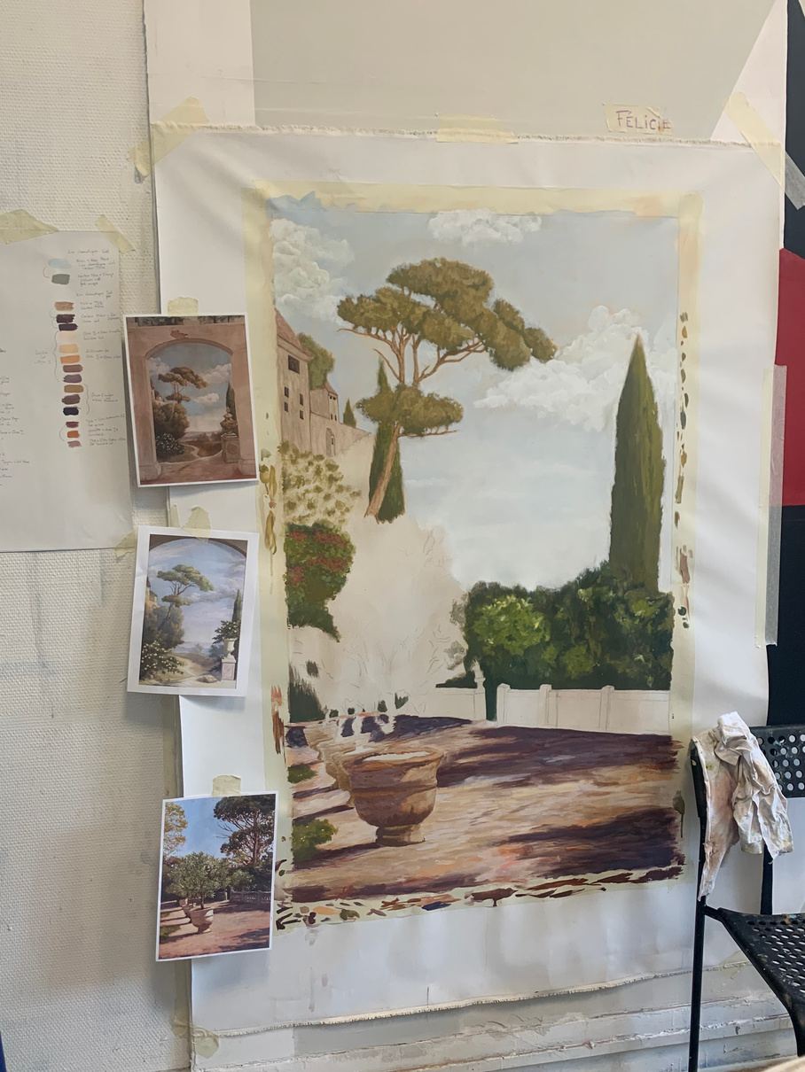 Décor de jardin en cours à l'atelier, avec documents de référence