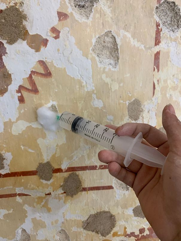 Injection de coulis à la seringue dans un décor peint ancien